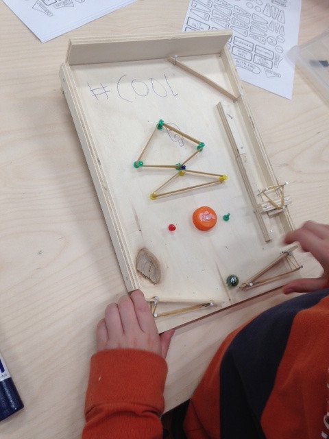 Een kadootje voor in je schoen. @MeesterJorrit vroeg ons de handleiding om je eigen flipperkast te maken. Je kunt deze nu downloaden: techniekbieb.nl/?p=1272. We zien de resultaten natuurlijk graag terug! #makered