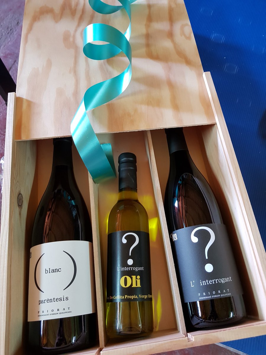 Bon Diaa!!! Preparant #lotsdenadal 🎁🍷🎄#regalsdempresa #vinsiolisdelpriorat #doqpriorat #nadal #campanyadenadal #lotsdenadal #vicatalà