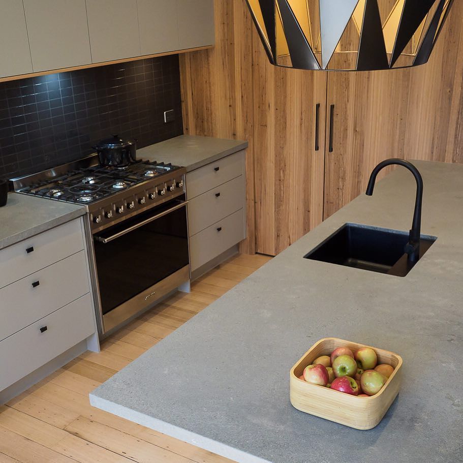 CaesarstoneAU's tweet photo. 👌🙌 Loving the simplicity of this kitchen by @completekitchens1380 using Caesarstone Rugged Concrete™ 🌿⚫️🛠 #caesarstone #caesarstoneau #ruggedconcrete 📸@wkilby https://t.co/S9EITLMzU7 https://t.co/6NwIer6v7M