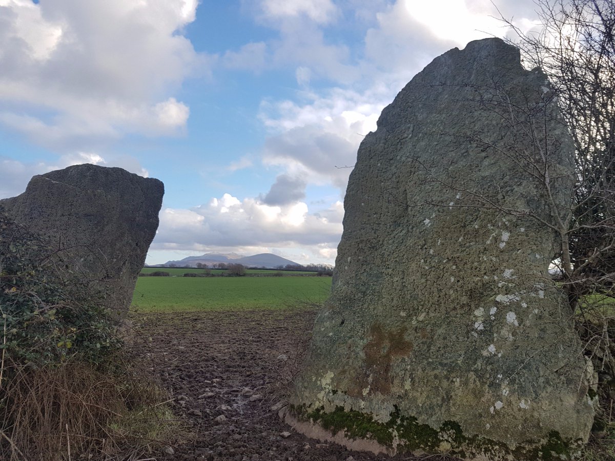 Teimlo fel fod y gaeaf wedi cyrraed go iawn. Oer heddiw. Feels like winter has finally arrived, feels rather cold today at the Tre'r Dryw standing stones.