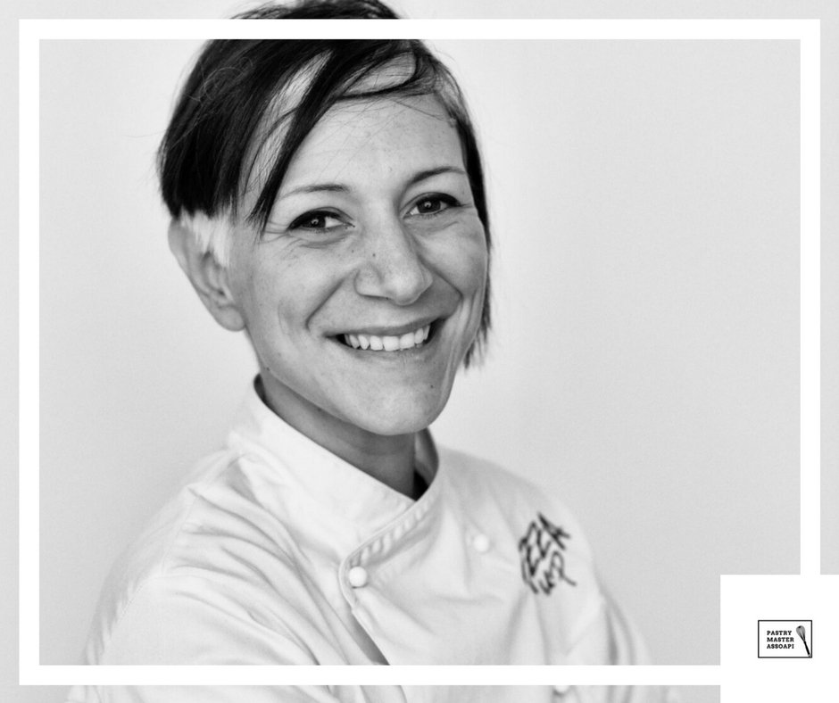 assoform's tweet photo. La prima lezione del #pastrymaster #AssoAPI sarà tenuta da Roberta Pezzella. Si parlerà di lievitati da forno e pane. Chiama l'800598683 per info https://t.co/sKvSh0PyNE