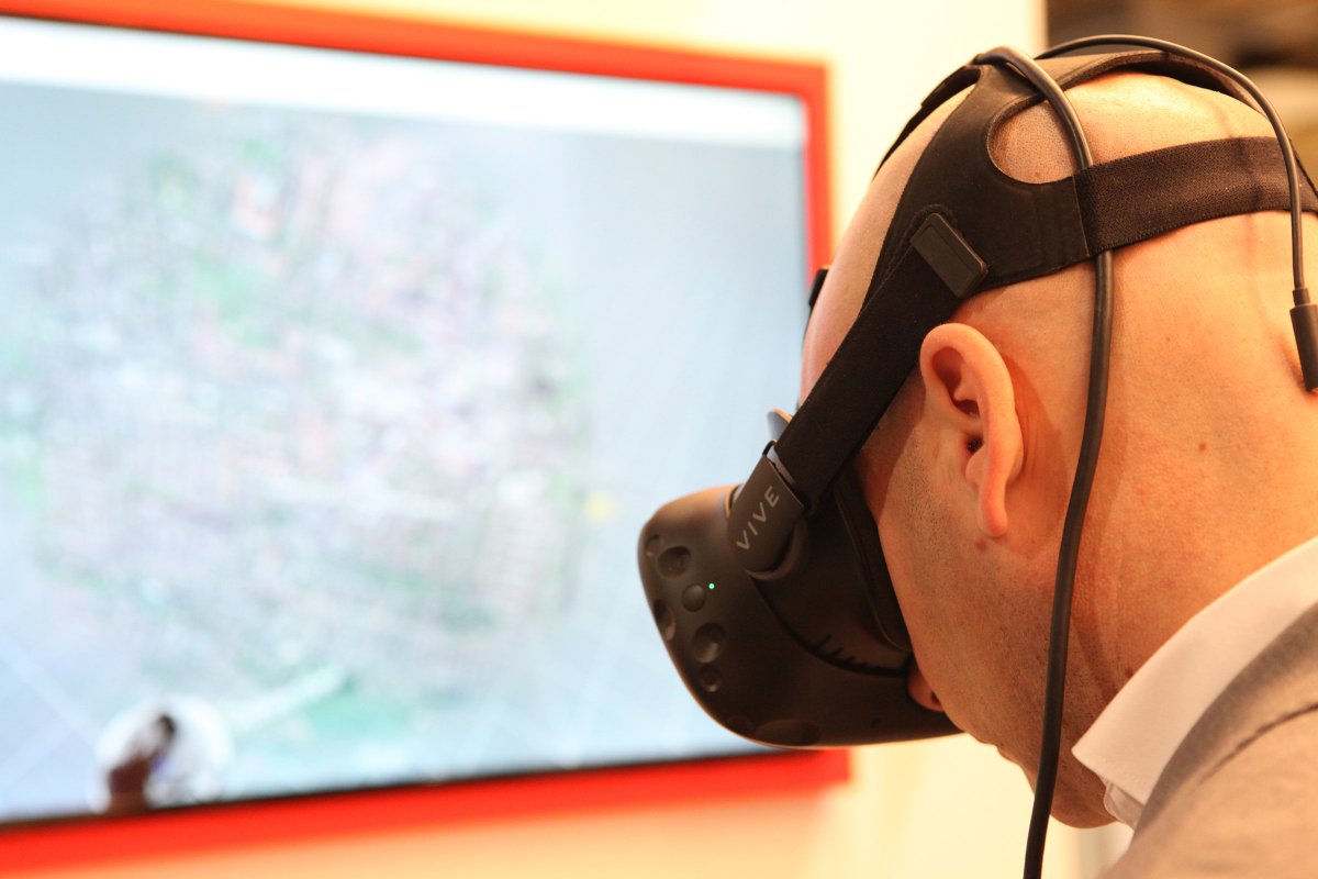 Heembouw's tweet photo. Dag 2 #Logistica2017 is van start! Meteen lekker veel aanloop op onze stand. Kom langs in hal 2, stand G020. Ervaar de #maptable en #HTCvive https://t.co/lr8U4M7T64 https://t.co/LqOa1I4mOO