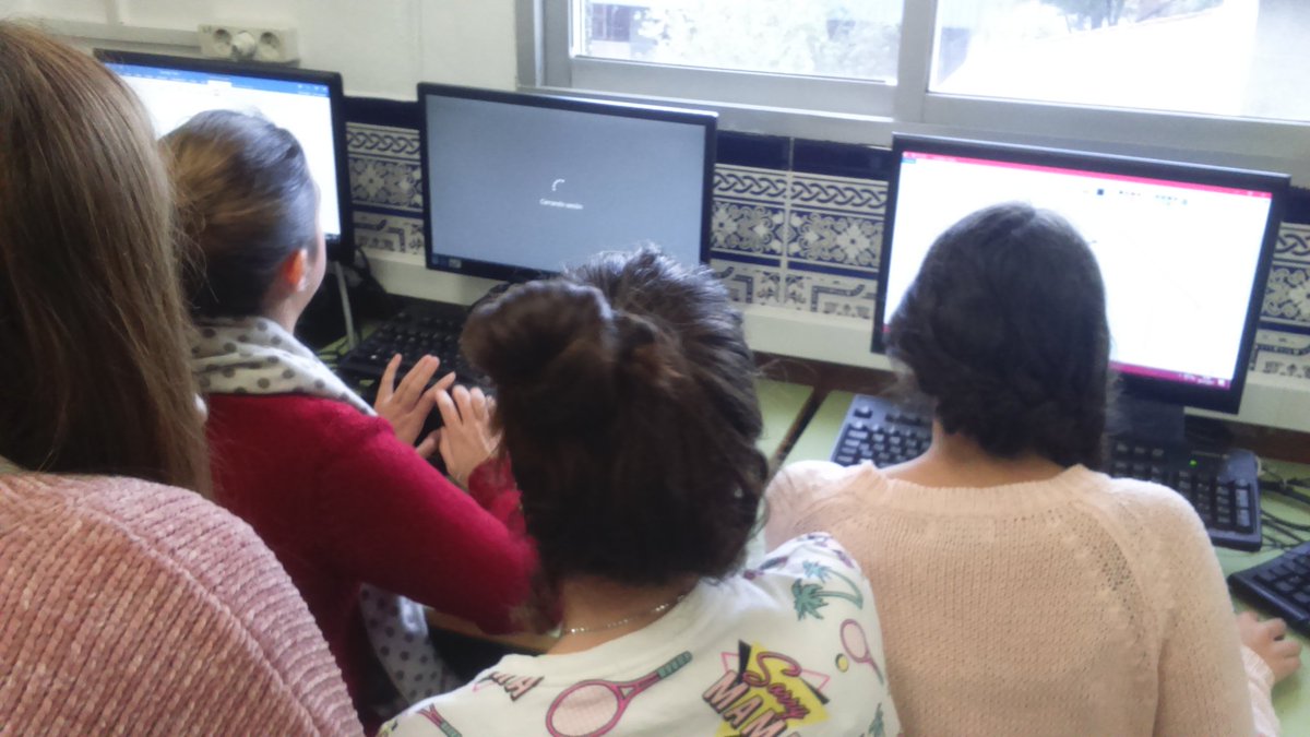 Reinacomercio2's tweet photo. Creando tarjetas de comercio internacional , técnico en actividades comerciales , felicitaciones de navidad.. @FP_eel11  #FPMálaga #CE1718 https://t.co/vCkXvEW9Lo