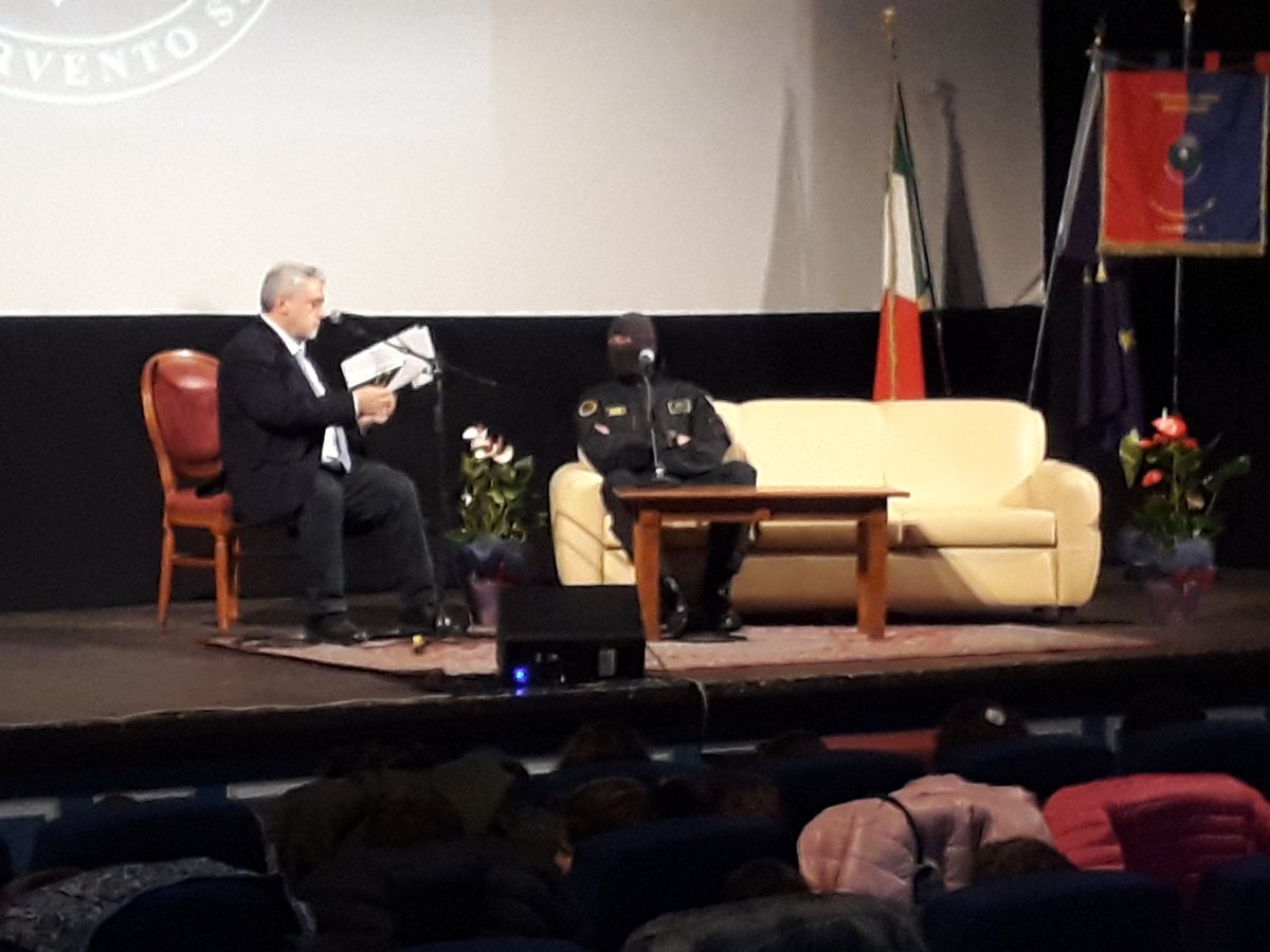 FrancescoCutro's tweet photo. "Ho speso la mia vita ad aiutare la collettività. Non esistono obiettivi irraggiungibili" il messaggio ai ragazzi del #capitano #alfa ad #Agnone @TgrMolise @TgrRai https://t.co/auU71qY1Yp