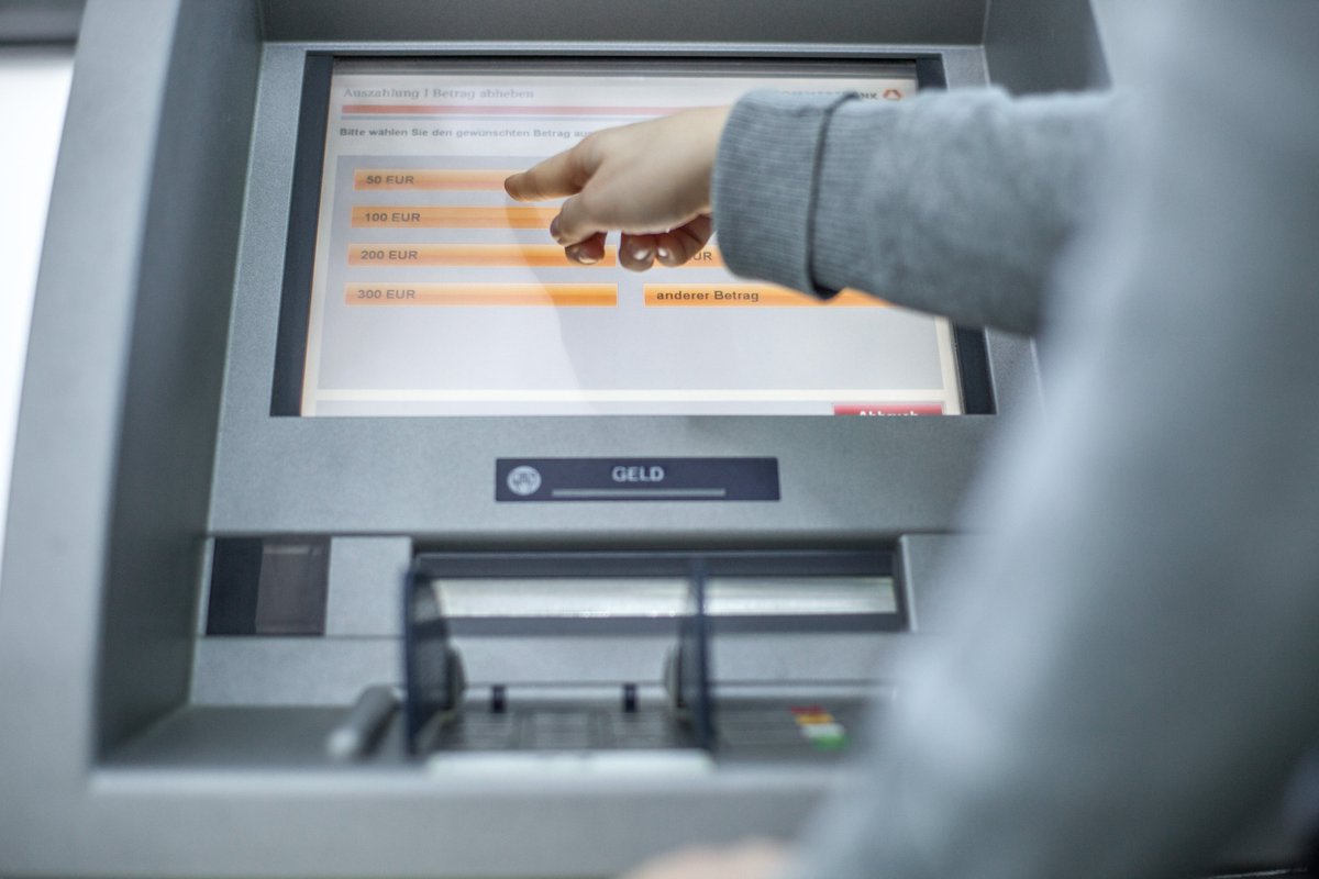 Commerzbank V Tvittere Sie Sind Zum Essen Verabredet Haben Aber Kein Bargeld Dabei Kein Problem Unsere Banking App Zeigt Ihnen Den Weg Zum Nachsten Geldautomaten Probieren Sie Die Suche Gleich Aus T Co Ak1rslloht Cobadigital