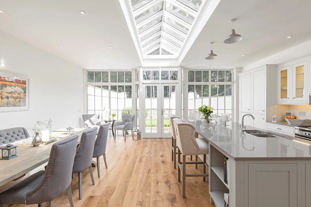 Staging is a huge part of helping a house sell faster. We talked to #interiors expert, Niamh De Barra of <a href="/TheInteriorsPro/">TheInteriorsProject</a>, to get her top tips! lisney.com/research/blog/…