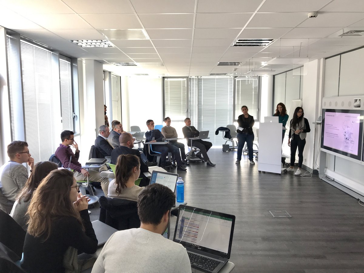 smartcities_msc's tweet photo. On imagine l’arrivée des voitures #autonomes dans la ville de demain. Merci à @Visteon, @renault_fr et @InstantSystem, de vos remarques et pour apporter votre expertise de la mobilité à notre formation Engineers #4smartcities. https://t.co/WM2bbMVTUo