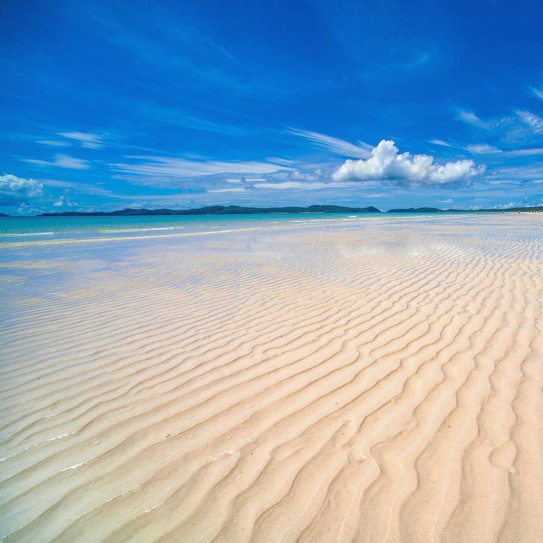 What a sand-sational stretch of beach! 😍 (via IG/bealloverthemap at #WhitehavenBeach, <a href="/WhitsundaysQLD/">Visit Whitsundays</a>)
