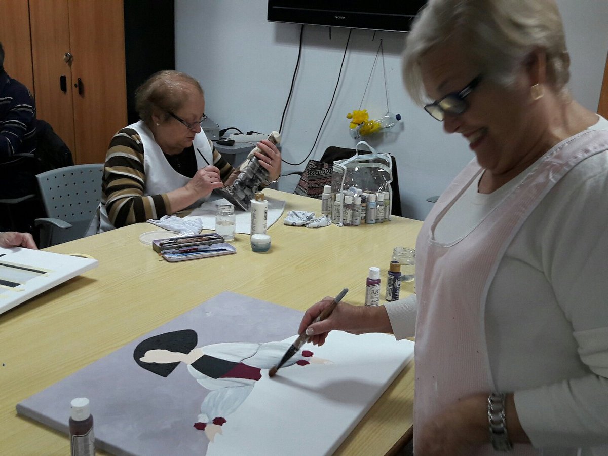 MayoresMoncada's tweet photo. Pintando usamos nuestro tiempo de ocio y aprendemos, subimos nuestra autoestima https://t.co/ZA4vQFHu3w