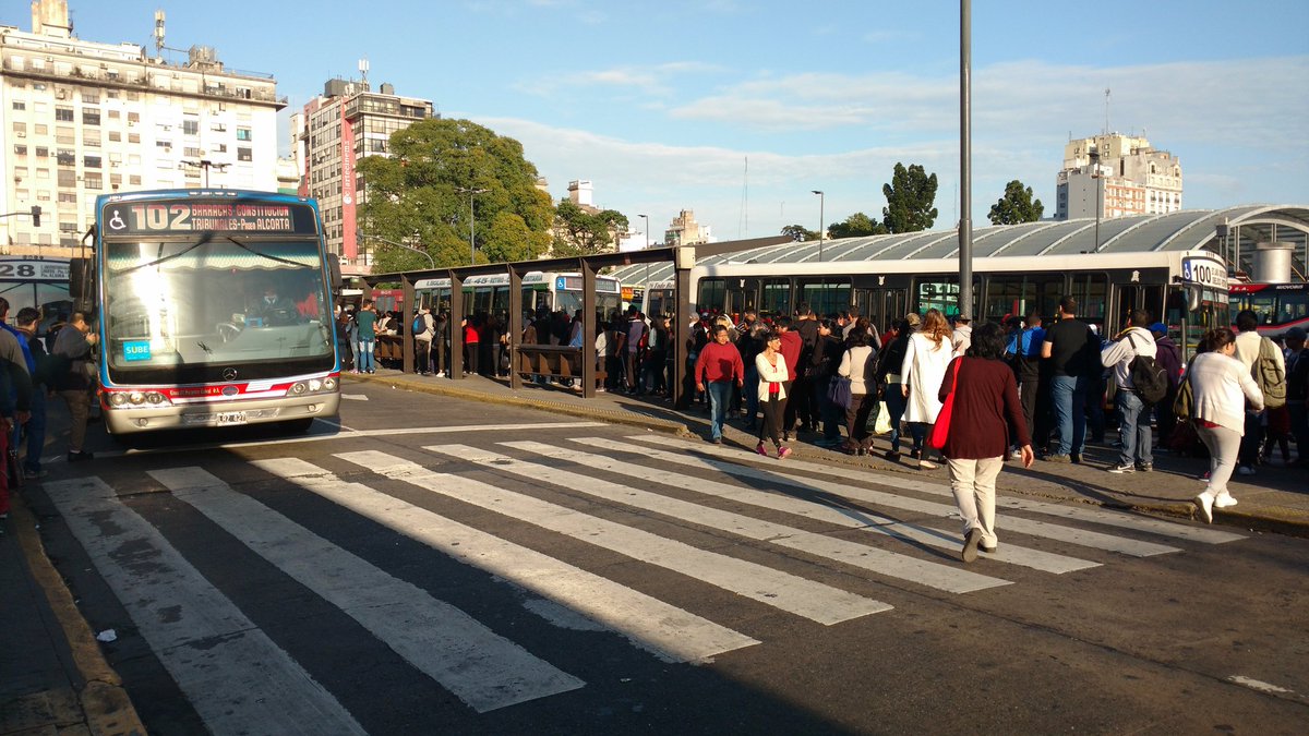 AlertasTransito's tweet photo. Persisten largas filas en paradas de colectivos en Constitución. Más allá de la finalización del paro del #Subte (medida que se extendió de 5 a 7) informa  @HernanMundo  https://t.co/3V7a9hBFPi