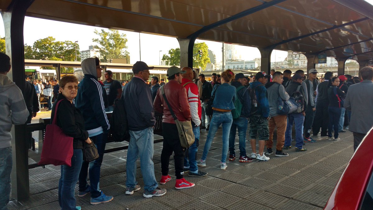 AlertasTransito's tweet photo. Persisten largas filas en paradas de colectivos en Constitución. Más allá de la finalización del paro del #Subte (medida que se extendió de 5 a 7) informa  @HernanMundo  https://t.co/3V7a9hBFPi