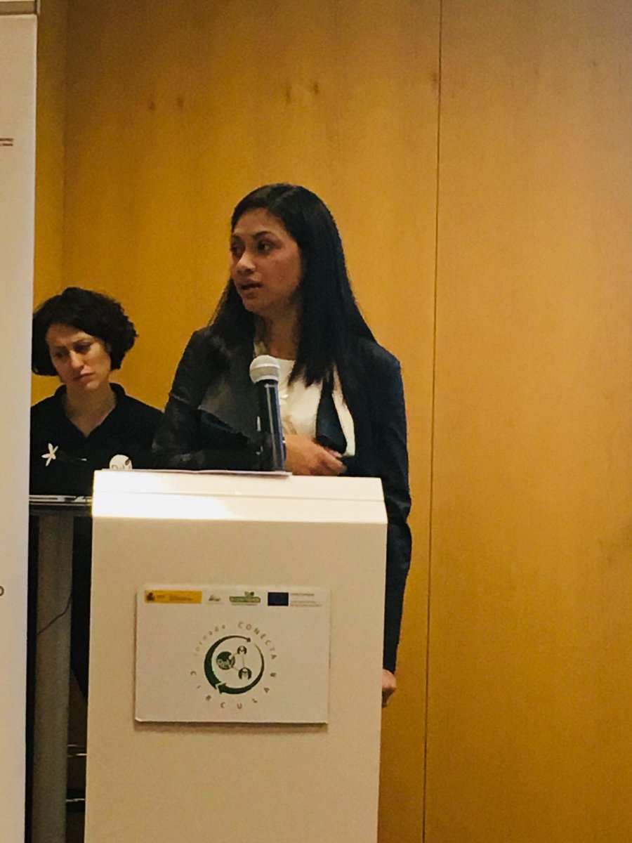 emprendeverde's tweet photo. .@YalBetel de @ResiviveConecta  en #ConectaCircular fomentando la colaboración entre empresas para dar una segunda vida a los #residuos. https://t.co/W9X4E82HPl