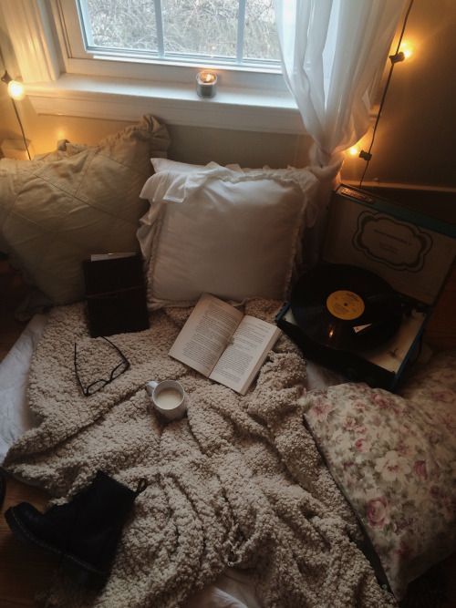 Midweek struggles. But this looks like the perfect spot to hide away till the weekend 💝

📸 Pinterest
#cozy #humpday #inspo