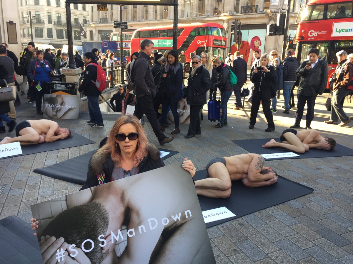 SUSIEWEBBMUSIC's tweet photo. #sosmandown #OxfordStreet #Freezing #MensHealth #MaleSuicide #JustbeAware https://t.co/u5o6V4adBu