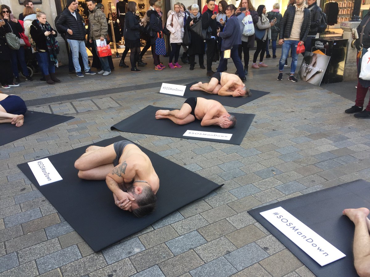 SUSIEWEBBMUSIC's tweet photo. #sosmandown #OxfordStreet #Freezing #MensHealth #MaleSuicide #JustbeAware https://t.co/u5o6V4adBu