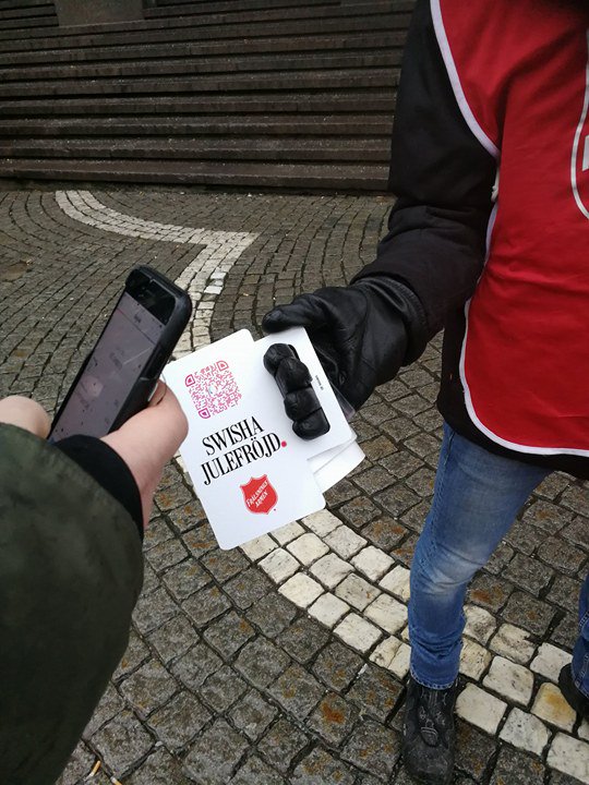 Nu har det blivit enklare att bidra till Frälsningsarméns julinsamling. Då allt färre har kontanter på sig kan man förutom att swisha på vanligt vis även snabbt läsa av en QR-kod för att ge sin gåva! bit.ly/2AdTlvW