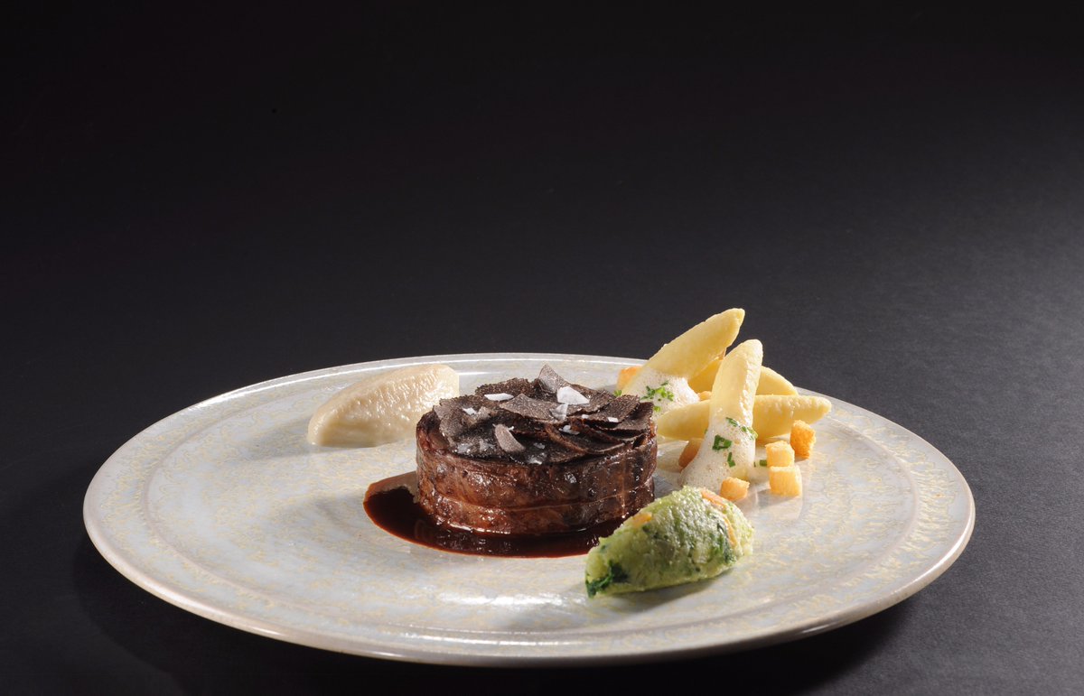 AubergeduCheval's tweet photo. Le Lièvre à La Royale a un fort parfum d’#automne, comme le reste de la carte du #restaurantgastronomique du #ChevalBlanc Lembach. Dépêchez-vous, la saison est courte ! #gastronomie #lievrealaroyale #gibier #saveursdautomne #Alsace #ChevalBlancLembach
https://t.co/2Vens5CxXf https://t.co/YTjzOQKLGL