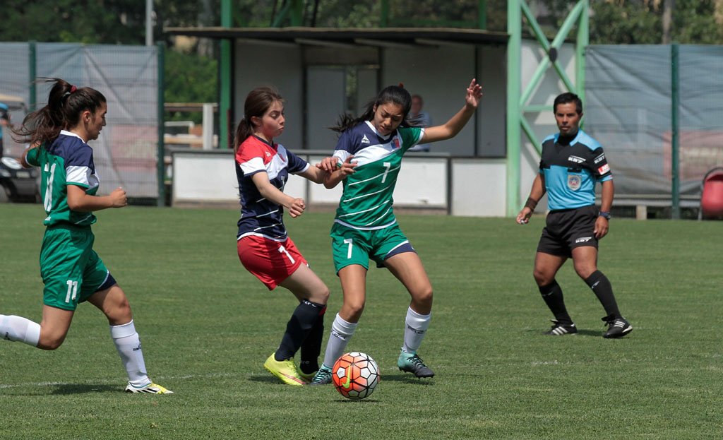 INDChileOficial's tweet photo. APLAUSOS!! Liceo Valentín Letelier de Linares (verde) disputará el oro y el cupo al sudamericano tras vencer al Colegio Castilla y Aragón de Viña del Mar por 3-1 en el cuadrangular final del torneo nacional de fútbol damas sub 14 de los #JDE2017 https://t.co/OBbXmuS4oC