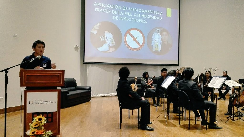 SENADI_Ecuador's tweet photo. Fidel Mena, integrante #BioByte, proyecto finalista del concurso una idea para cambiar la historia de @HistoriyChannel, participa de la 1era Feria #EcuadorInnovador https://t.co/ky5BDL041c