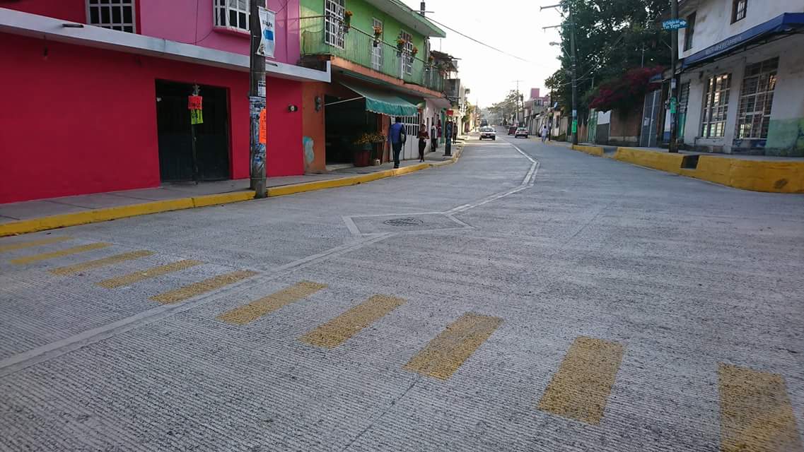 Coatepec_Gob's tweet photo. Con rehabilitación de 200 metros lineales de vialidad en la calle Juan de Dios Peza se beneficia a vecinos de 4 colonias de la zona, una de las de mayor crecimiento urbano en Coatepec. #4InformeCoatepec ¡Gracias por la oportunidad de servir! https://t.co/rNbpvHXDRH
