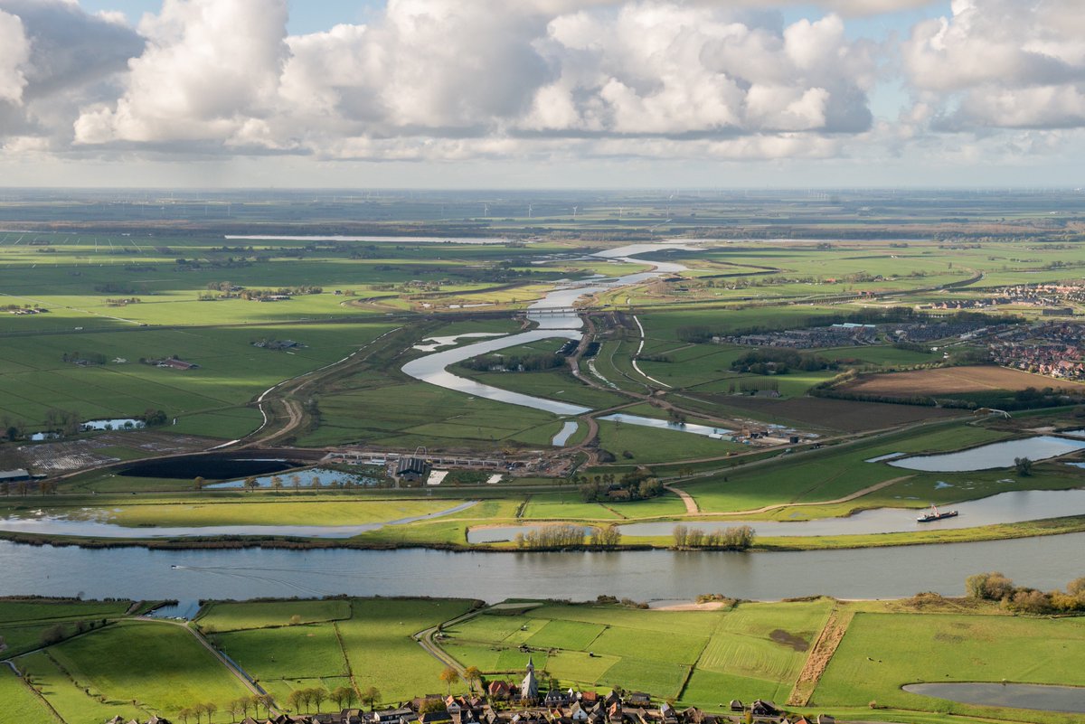 IJsseldeltaProg's tweet image. Er wordt hard gewerkt in ons projectgebied en dat is te zien. Deze video van november 2017 geeft een mooi zicht op het Reevediep, van het Drontermeer tot aan de IJssel: youtu.be/TXINq7oERr4 #dijkwerkers #ruimtevoorderivier #ijsseldelta