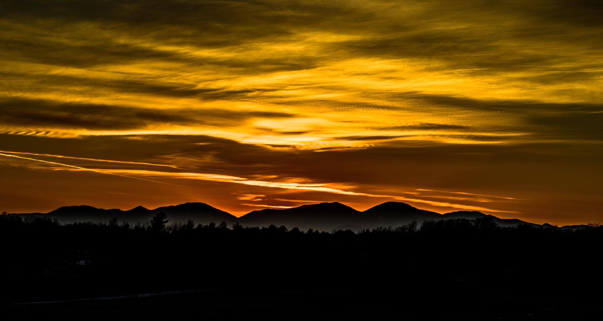VermontNRCS's tweet photo. #Vermont reminds us once again why we are so lucky to live here. Check out last night's #sunset in #Shelburne, shot by @skinnychef1 #ThisisVT #vtpixels #getoutside #vermontshots https://t.co/7HCx2JP148