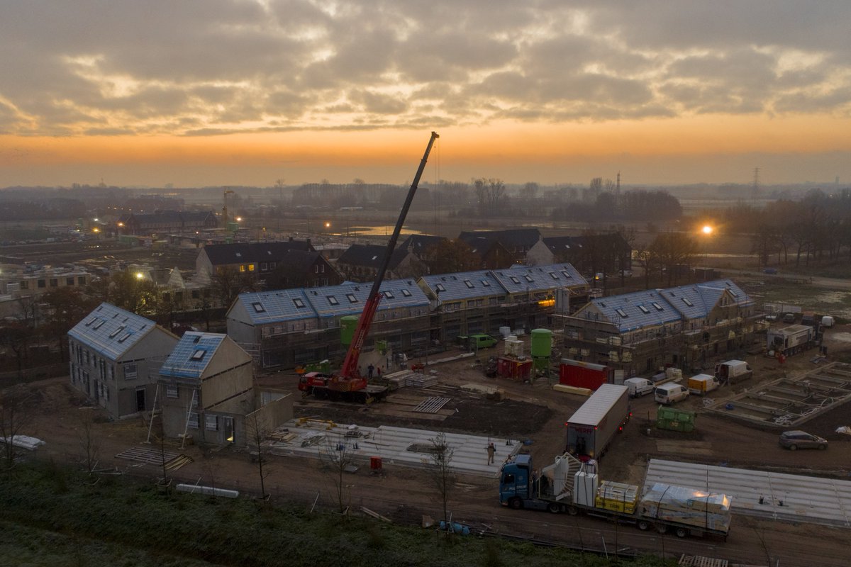 Een prachtige zonsopkomst vandaag bij onze assemblageplaats in Arnhem! #betekenis_geven_aan_ruimte @Vivare_
