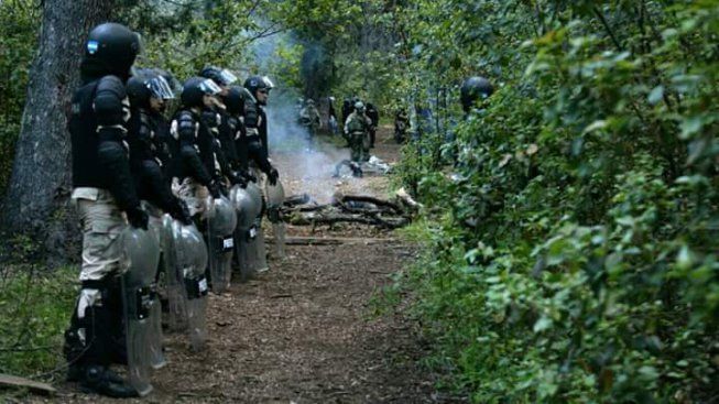 alioscia_castro's tweet photo. La prossima settimana ci sarà l'incontro preliminare del #G20 in #Patagonia #Argentina: come denuncia @tiempoarg l'operazione repressiva delle forze speciali che ha portato all'assassinio di #RafaelNahuel è legata alla preparazione del prossimo meeting.  https://t.co/XbXzMrlgjo https://t.co/K0XoU7iAST