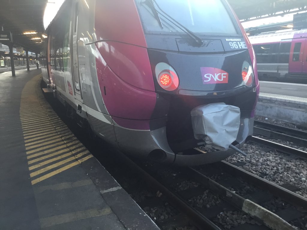 mecanote's tweet photo. Pluie, alerte froid = on sort les capotes!!! #protection #attelages #ligneP #sncf https://t.co/HReIY2A5b5