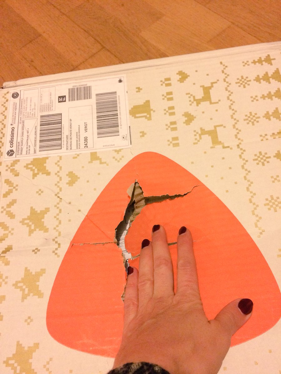 Amendine_LEGROS's tweet photo. @GroupeLaPoste voici dans quel état arrivent mes colis systématiquement 😡en 2 mois 3 colis @zalandofr complètement éventrés👎🏻📦Honteux le traitement qui est fait des produits que l’on commande. LA poste dit que c’est @zalandofr &amp; @zalandofr  dit l’inverse !!📦 https://t.co/oTxD6cOmAh