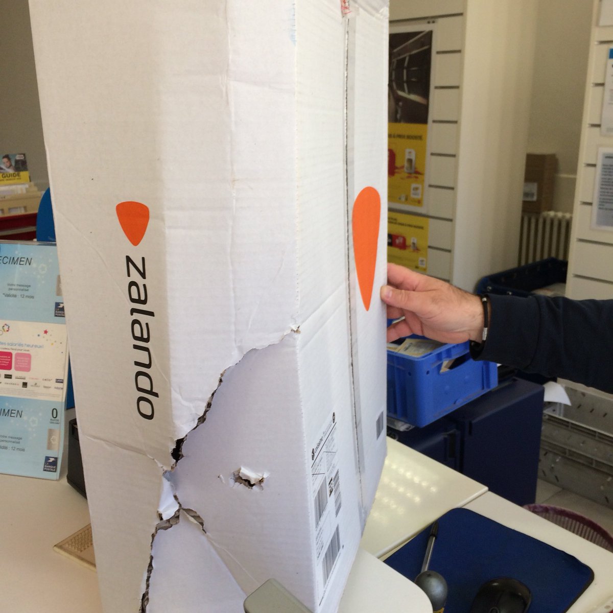 Amendine_LEGROS's tweet photo. @GroupeLaPoste voici dans quel état arrivent mes colis systématiquement 😡en 2 mois 3 colis @zalandofr complètement éventrés👎🏻📦Honteux le traitement qui est fait des produits que l’on commande. LA poste dit que c’est @zalandofr &amp; @zalandofr  dit l’inverse !!📦 https://t.co/oTxD6cOmAh