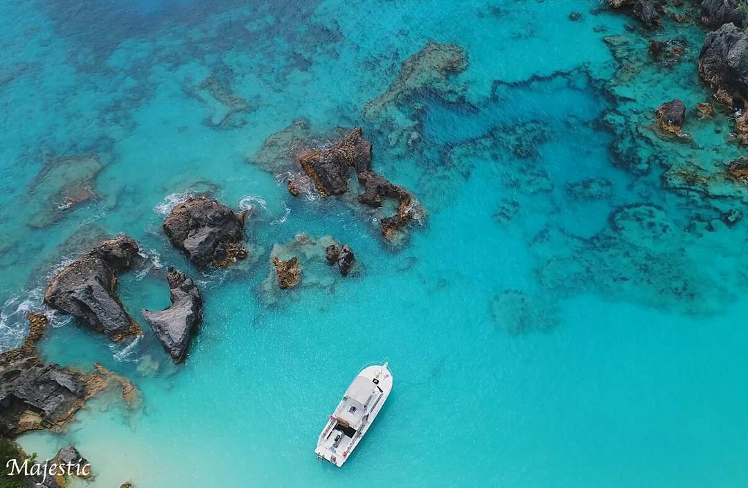 enterbermuda's tweet photo. #Bermuda Blues. Stunning aerial shot by Majestic Flights, just south of the luxurious @fairmontsouth. Is that @divebermuda we see? Come explore more of Bermuda w/ Majestic Flights @ https://t.co/KJCFY0pNpJ #majesticflights #EnterBermuda #boat #ship #aerial #drone #luxurytravel https://t.co/zTkOLXAeqw