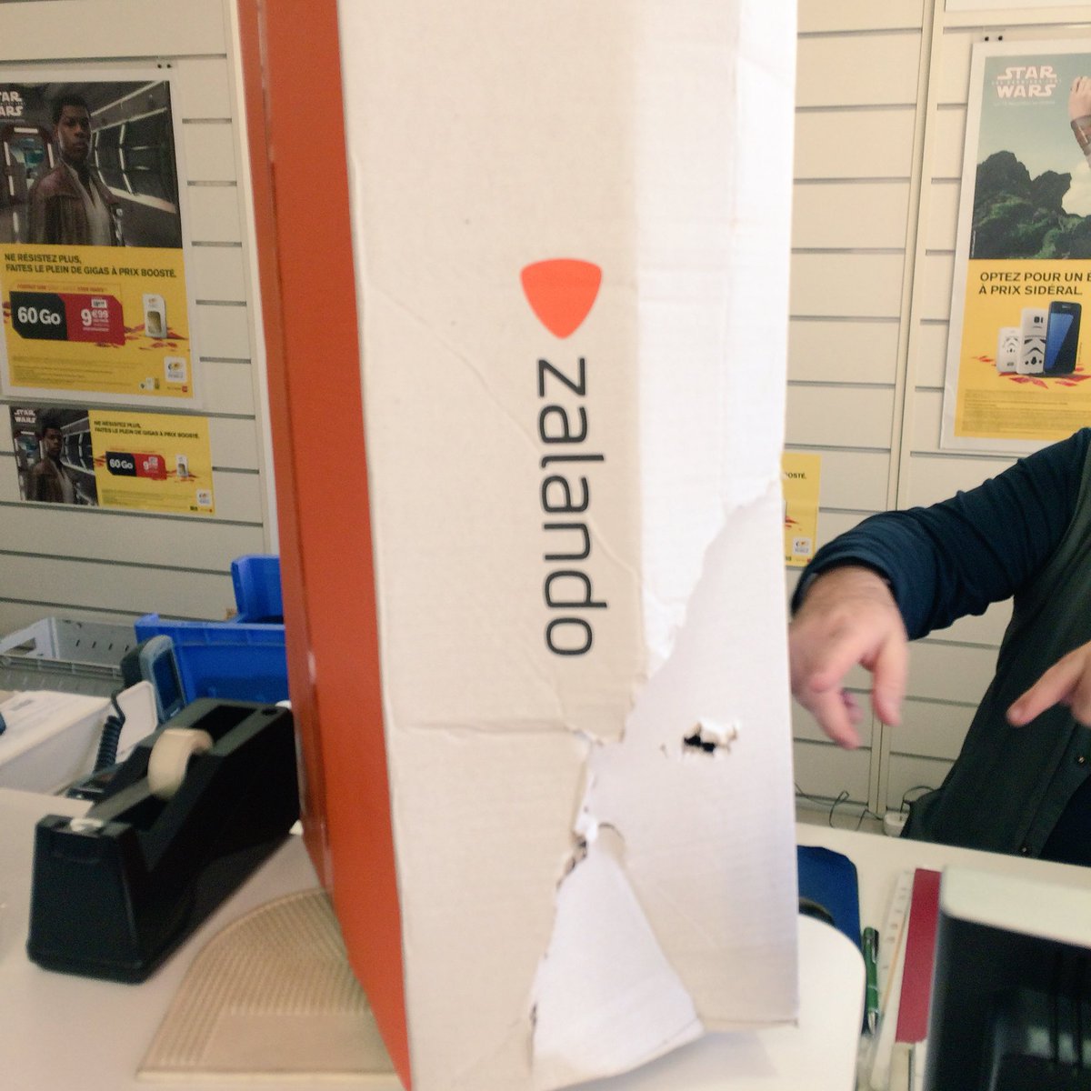 Amendine_LEGROS's tweet photo. @zalandofr @GroupeLaPoste moi je me fous de savoir qui a tort ou qui a raison 📦😡C’est votre problème et votre organisation !!! Moi quand je commande je veux des produits qui arrivent dans un bon état et pas avoir l’impression d’être une vache à lait !!!!!!👎🏻😡😡 https://t.co/LxVdWm1y3Y