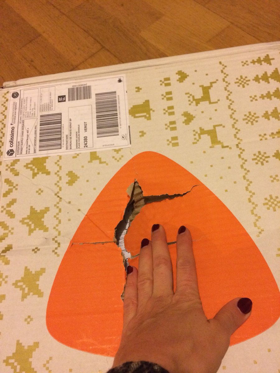 Amendine_LEGROS's tweet photo. @zalandofr @GroupeLaPoste moi je me fous de savoir qui a tort ou qui a raison 📦😡C’est votre problème et votre organisation !!! Moi quand je commande je veux des produits qui arrivent dans un bon état et pas avoir l’impression d’être une vache à lait !!!!!!👎🏻😡😡 https://t.co/LxVdWm1y3Y