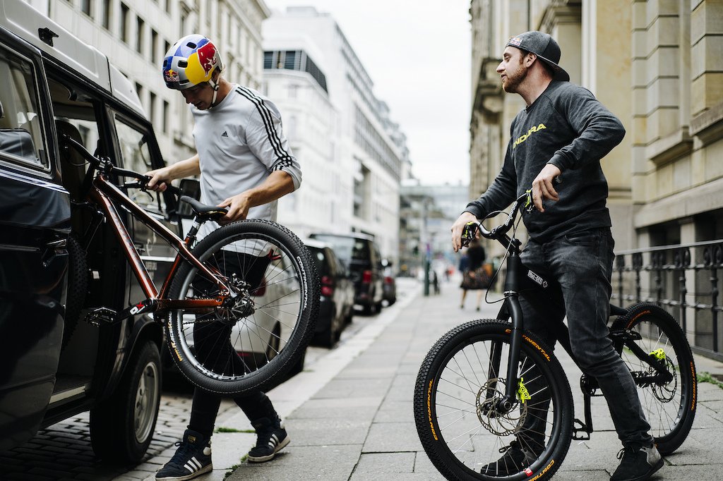 DriveHeritage's tweet image. Like #Type25 #campervans and enjoy watching the skills of #DannyMacAskill and #MartinSöderström on their bikes, well you are in luck! Check out the @ContiTyres video featuring the pair touring and riding Germany. #vanagon #vw #Volkswagen #MTB #Trials
ow.ly/GpXF30gTvoB