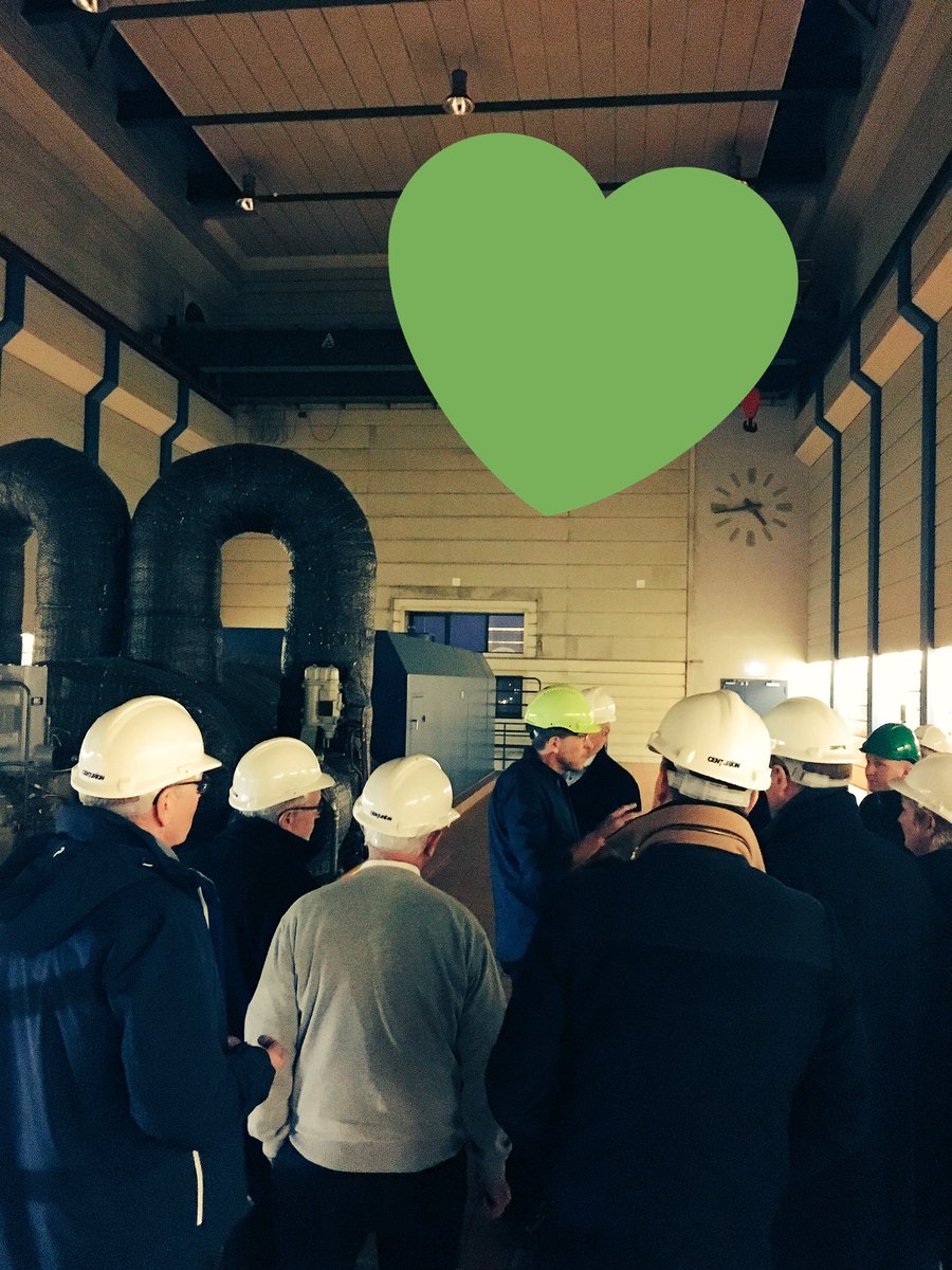 VerdoGroup's tweet image. Driftschef Jens Ole viser Verdo's Repræsentantskab rundt på vores biomassefyrede kraftværk. Her ved turbinen, som producerer grøn strøm - også når vindmøllerne står stille 👌🏼💚 #forbrugerstyret #fællesskab #biomasse #50MW #24syv365