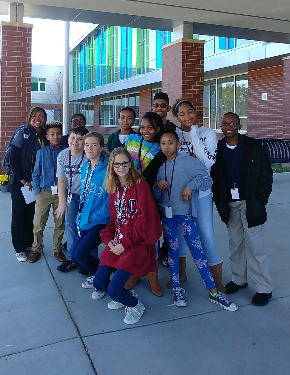 mullerroad's tweet photo. Limo ride #1 just left for lunch #PTOfundraiser #mrmspto #RichlandTwo https://t.co/wMCgeT32no