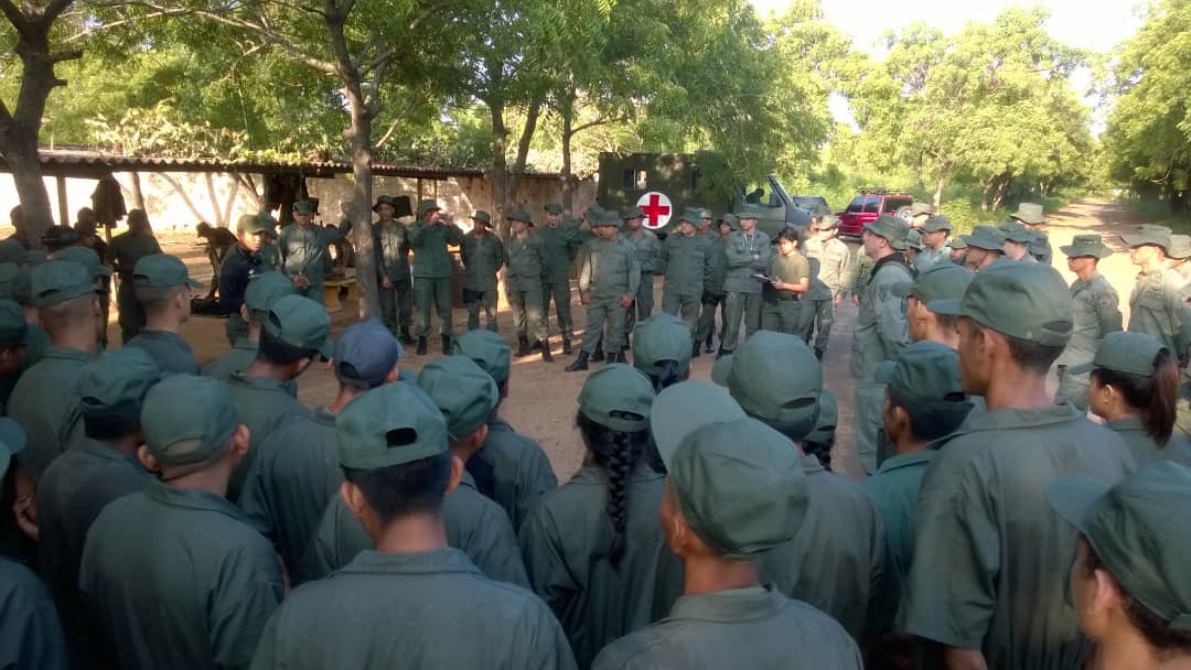 CEMAOOCCIDENTE's tweet photo. El personal del @CEMAOOCCIDENTE y @Epabaru recibiendo charla sobre correcto uso del fusil de asalto Kalashnikov ak-103, durante la realización del Polígono de tiro. https://t.co/R6wm7v95Ke