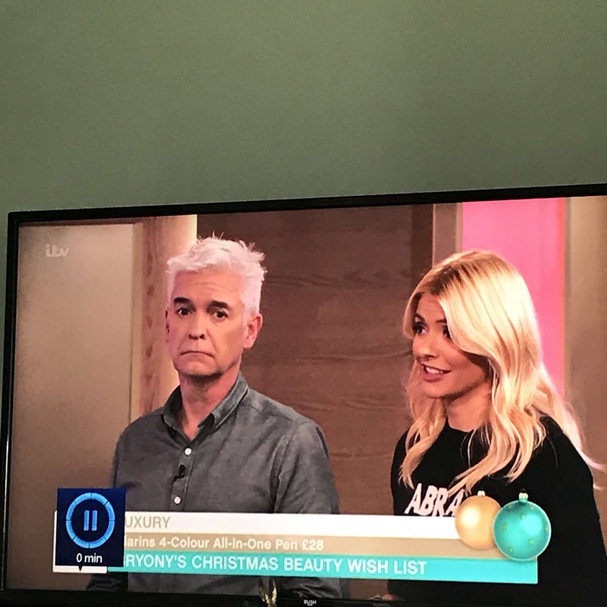 dervakaboo's tweet photo. @Schofe face with you all talking about makeup 😂😂😂 @thismorning #toofunny https://t.co/pNBbAwY5Tz