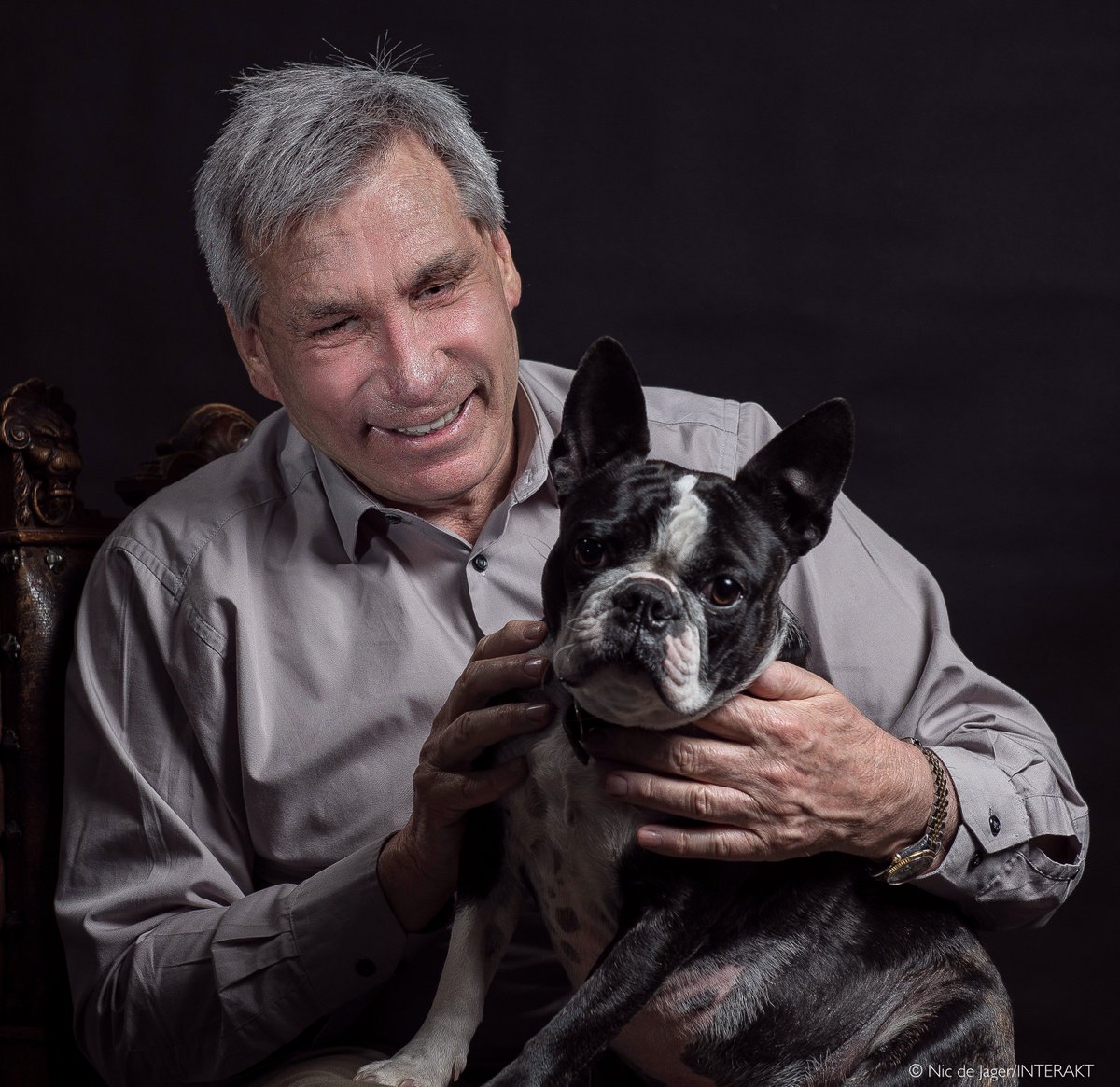 Bespreek jou kaartjies nou vir Spieëlbeeld, ’n meesleurende verhaal wat teen die skunnige agtergrond van Johannesburg se ontkleeklubs en die geordende administratiewe kantore van internasionale sakeondernemings afspeel. online.computicket.com/web/event/spie…