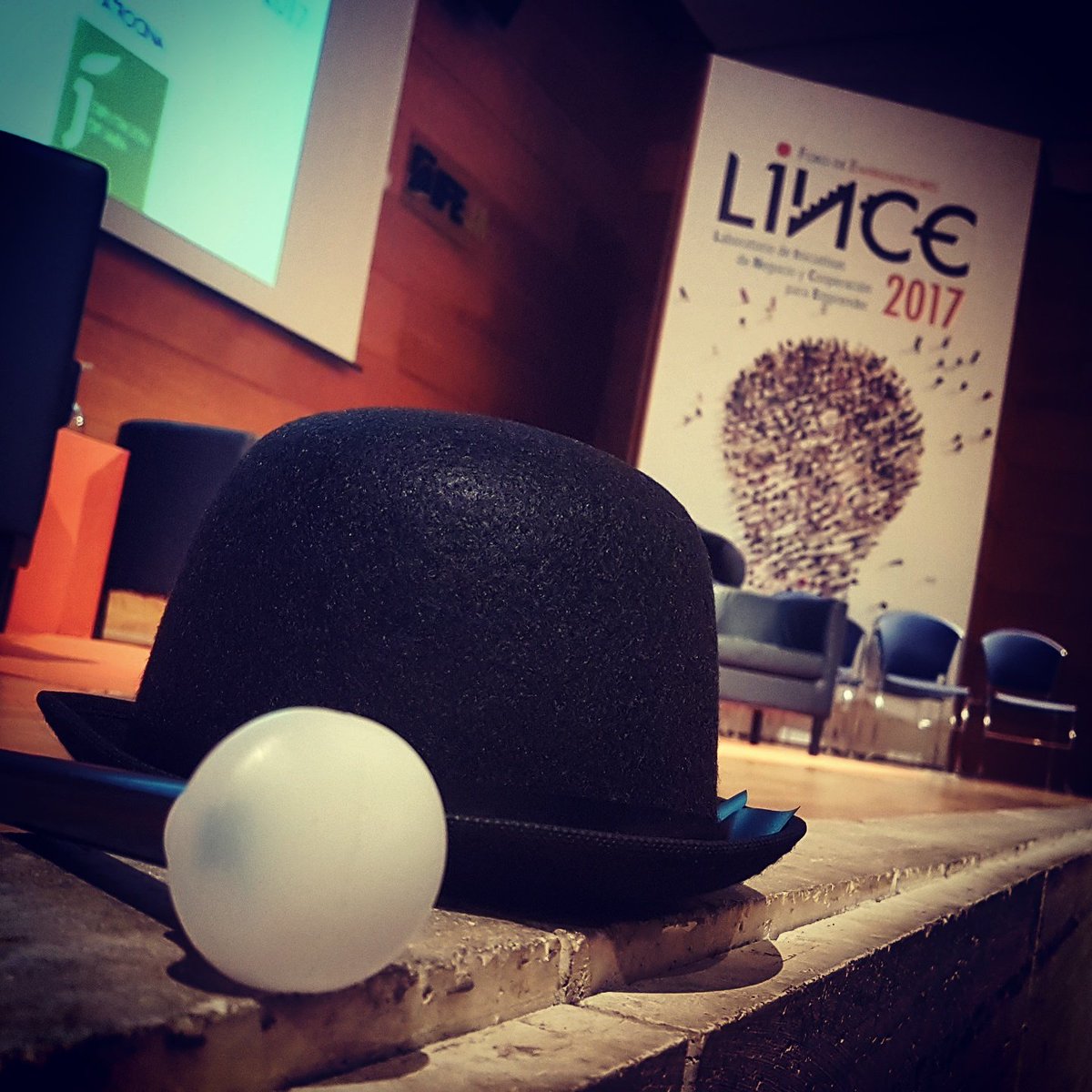 BrandonAgencia's tweet photo. Nos quitamos el bombín ante todos los que han logrado que #ForoLince2017, en especial a @dipujaen, haya sido posible. ¡Los #emprendedores necesitan este impulso! ¡Y cuidaico con los robots! 😉 #ForoLince #Jaén https://t.co/pOlUsqgKMk