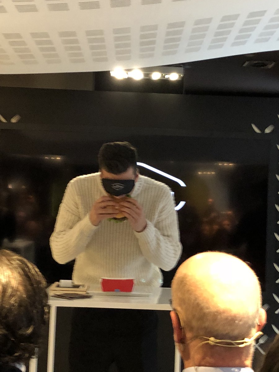 lalessiuccia's tweet photo. Bendati e ignari degli ingredienti...così @Jbastianich presenta i panini #MySelectionIs
#McDonaldsItalia [@robcastrichella potevamo andare 😂] https://t.co/oX1JBLP6OQ