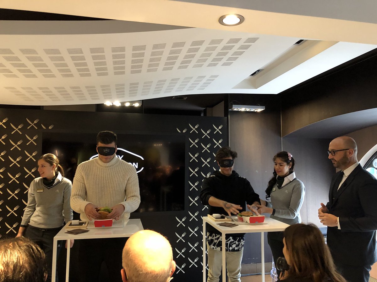 lalessiuccia's tweet photo. Bendati e ignari degli ingredienti...così @Jbastianich presenta i panini #MySelectionIs
#McDonaldsItalia [@robcastrichella potevamo andare 😂] https://t.co/oX1JBLP6OQ