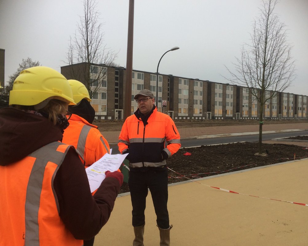 DesireeFlorie's tweet photo. Opnames #ViaMaastricht: bomen voor Geusseltheuvel en nieuwe  stadspark tussen ANWB- en Torenflat. #TransitieMaastrichtOost. Uitzending nu zondag @l1. https://t.co/RmjKbVh9DU