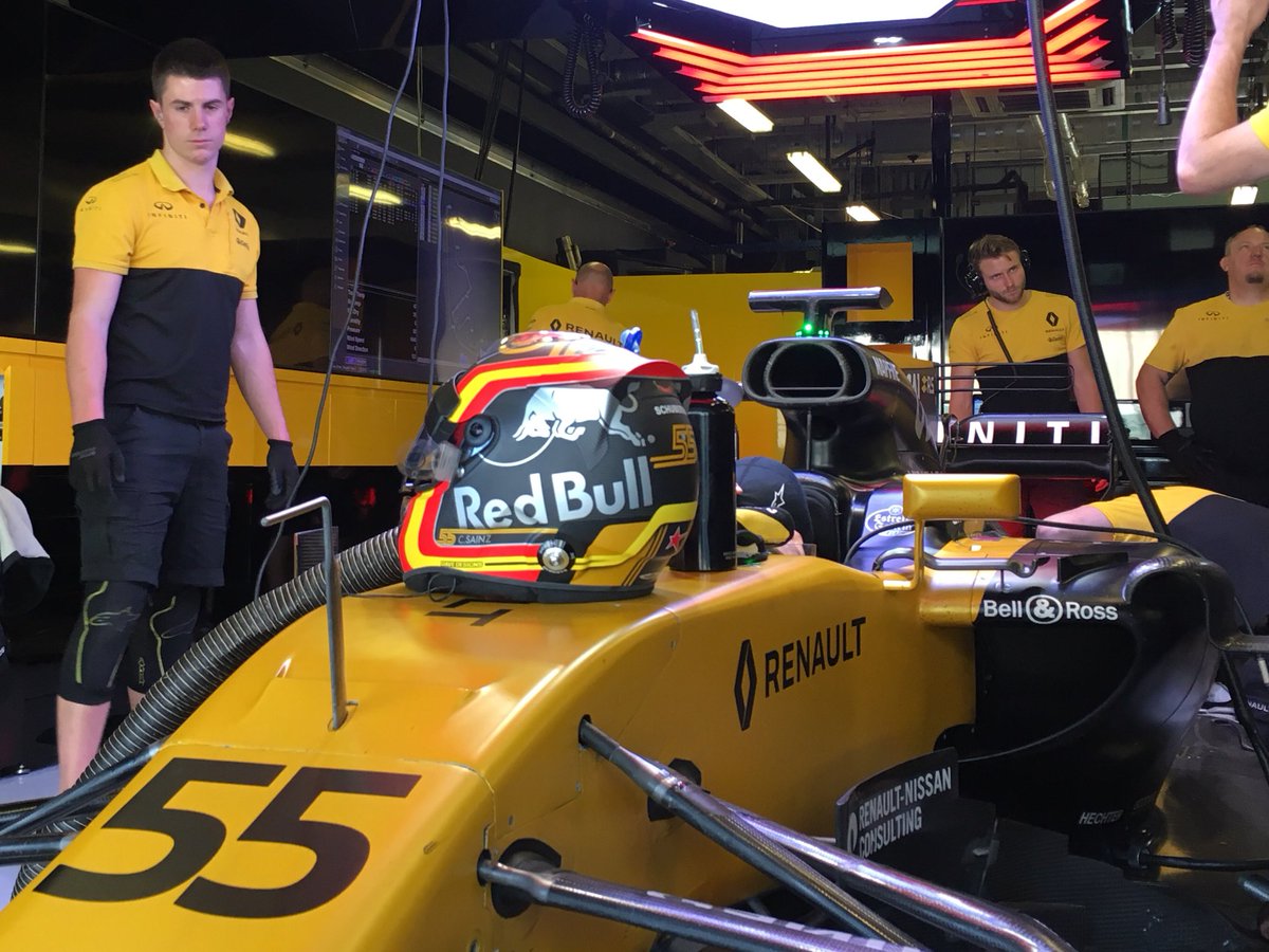 AlpineF1Team's tweet photo. Now that's what we call multitasking; preparing the next run while in full #F1PackUp mode!
#YasWeAreStillHereTesting https://t.co/QauWQQzuWl