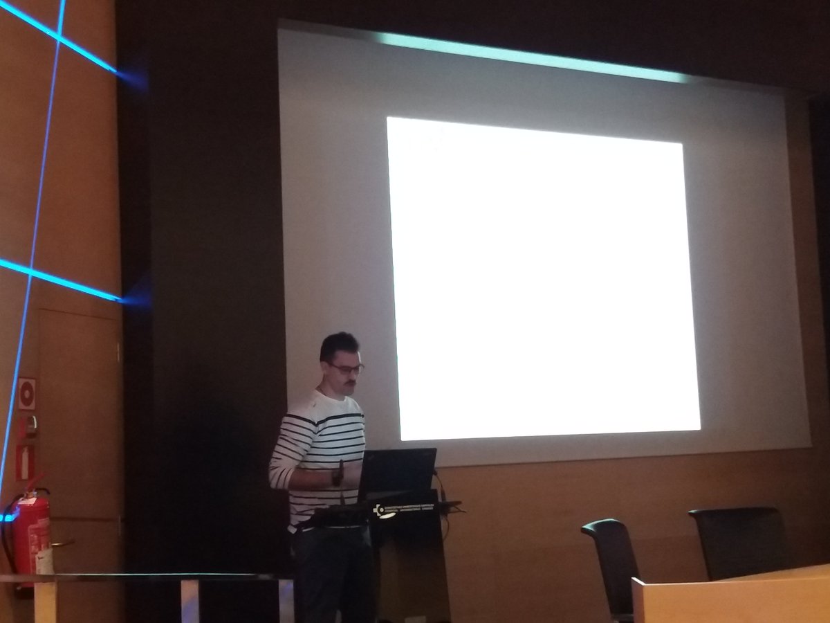 Proteomics_CNB's tweet photo. Omicología o como estudiar la biología del cáncer mediante técnicas de alto rendimiento. Dr. Arkaitz Carracedo @CICbioGUNE @biocrucesHRI @upvehu #VIIIRCPC #PROTEOMICS https://t.co/FnKb6JQHRv