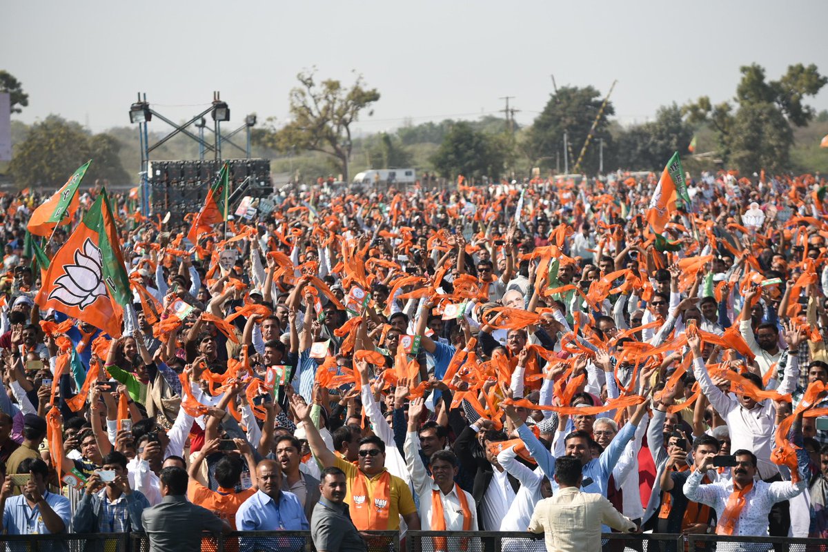 narendramodi's tweet photo. Here are glimpses from Morbi. Talked about the transformation @BJP4Gujarat has brought about by bringing Narmada waters to the region. Congress model was to bring hand pumps. We instead got SAUNI Yojana that helps farmers and enhances ease of living for citizens https://t.co/LDNX11VirH