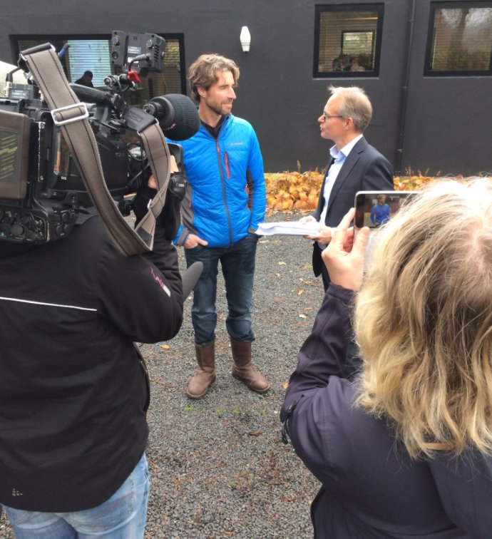 Back_to_Sender's tweet photo. De @plasticsoupsurf heeft net CEO @albertheijn op zijn verantwoordelijkheid voor #zwerfafval aangesproken met een #exploot en een #deurwaarder!
Welke #BackToSender-held zet vandaag Merijn's vraag kracht bij door een #blikje #flesje #BackToSender naar @albertheijn te sturen?๐ช https://t.co/swxEA7OwDR