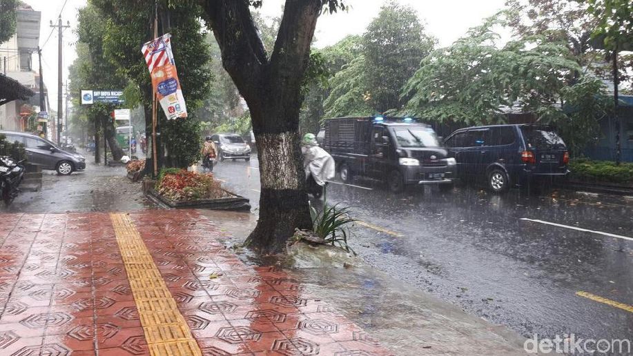 detikcom's tweet photo. BMKG: Badai Cempaka Masih Aktif Tapi Sudah Jauhi Yogya https://t.co/oBdUiSPxXc https://t.co/og8RvuwvTe