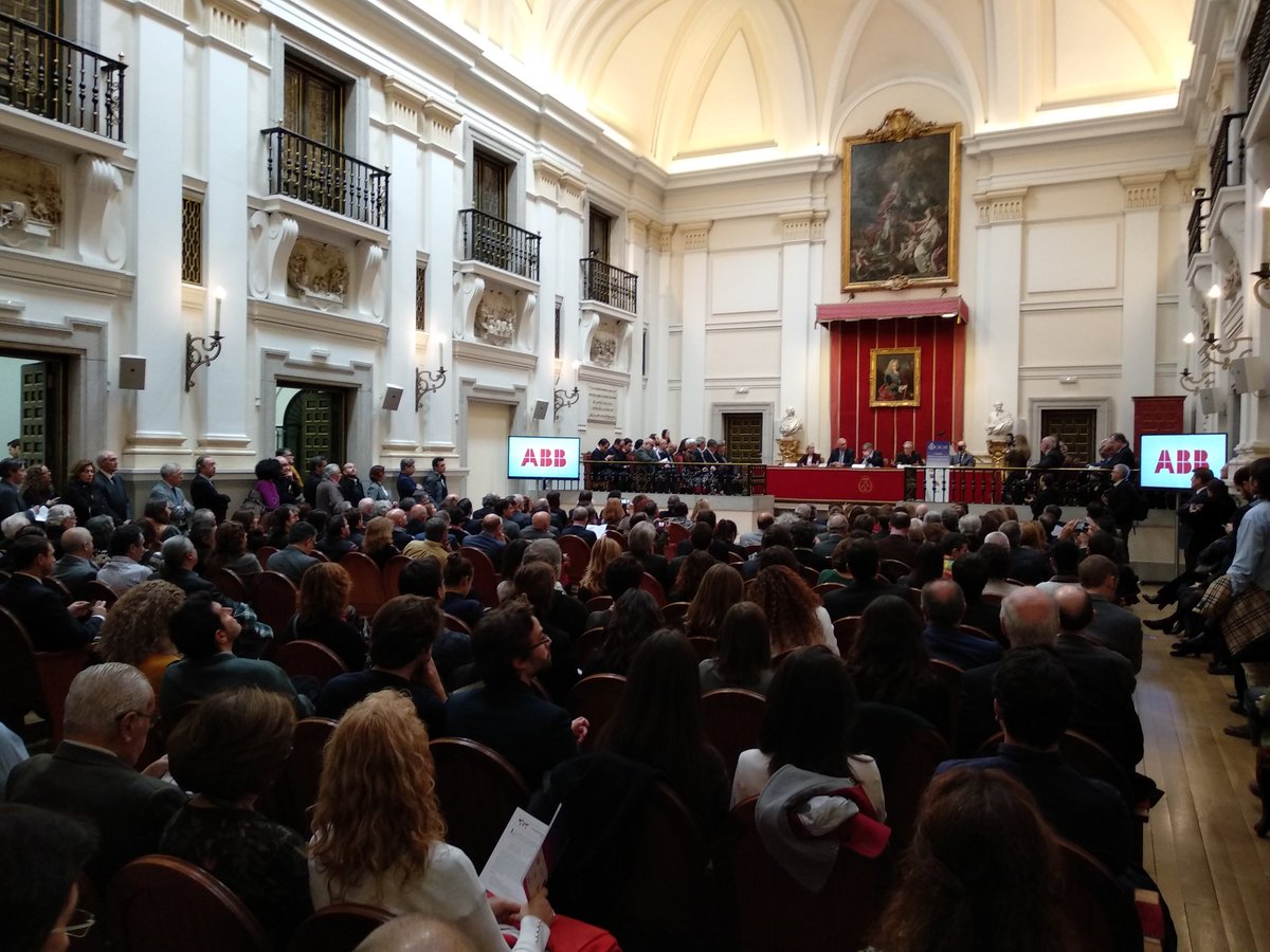 CSCAE's tweet photo. Lleno absoluto en la entrega de los #PAEI2017 y #MedallasCSCAE en la Real Academia @rabasf https://t.co/5AECADqvzd